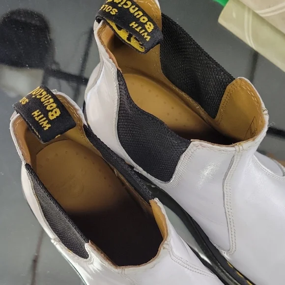 Womens 10 Dr. Martens 2976 smooth leather Chelsea boot in white yellow stitch - Picture 3 of 8